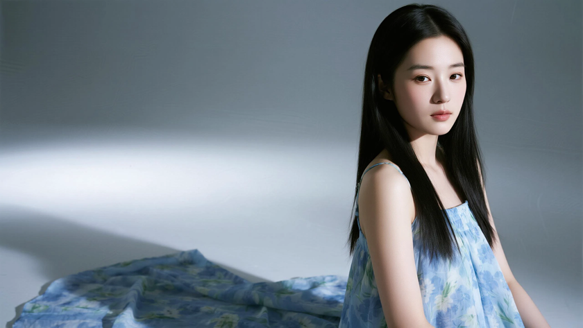 AI纯色极简清新治愈晴空蓝静谧清透少女，无水印壁纸