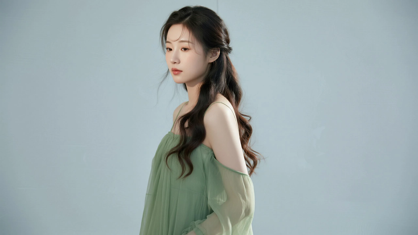 AI清新治愈模特穿搭浅竹青纯色吊带裙森静少女正面纯色背景,电脑壁纸