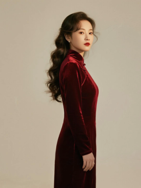 AI中式复古电脑桌面壁纸 | 酒红金丝绒长裙复古魅惑女生8K超高清无水印套图