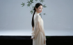 AI中式复古电脑桌面壁纸 | 浅杏流苏背子旗袍温婉民国女生8K无水印套图