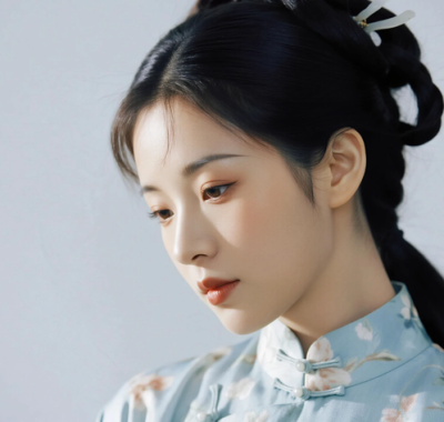 AI中式复古电脑桌面壁纸 | 浅蓝碎花套装温润恬静女生8K超高清无水印套图
